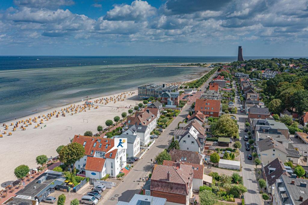 - une vue aérienne sur une plage avec des parasols dans l'établissement Haus Windjammer Windjammer Danmark, à Laboe