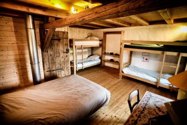 a room with two bunk beds in a cabin at Bouvacôte La Forcenée in Le Tholy