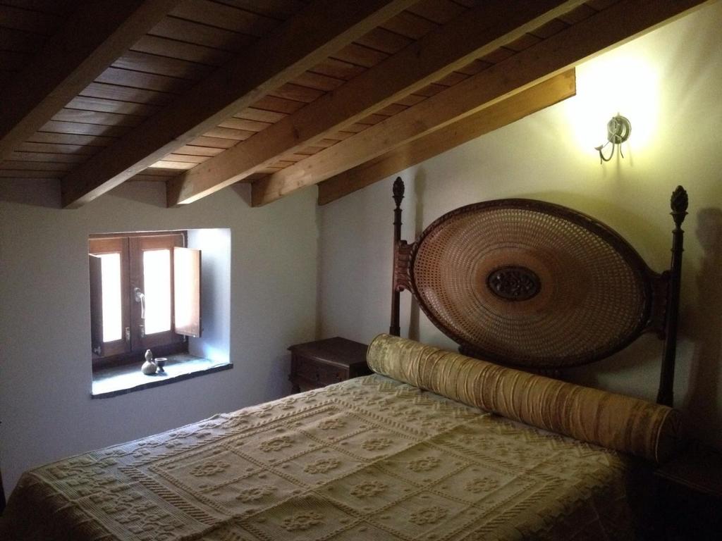 1 dormitorio con cama y ventana en Casa Da Pena, en Góis