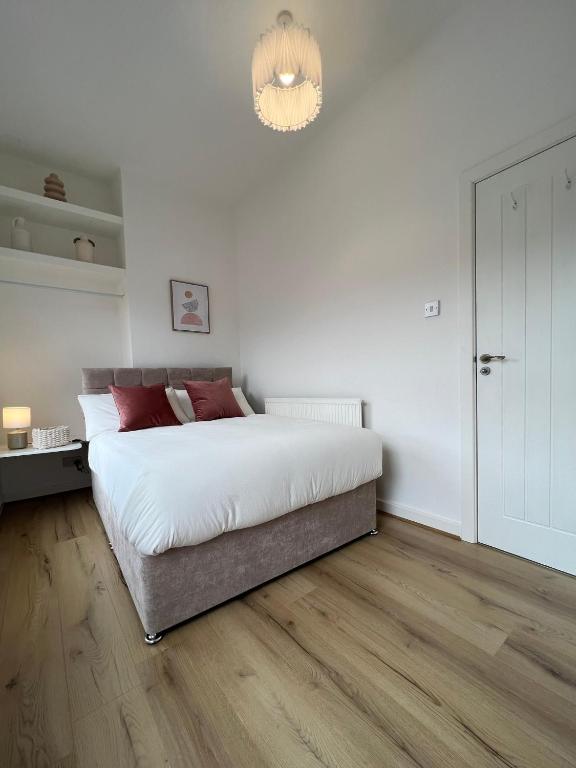Postel nebo postele na pokoji v ubytování 2025 Award Winner Liverpool Peach House - 4 Bedrooms