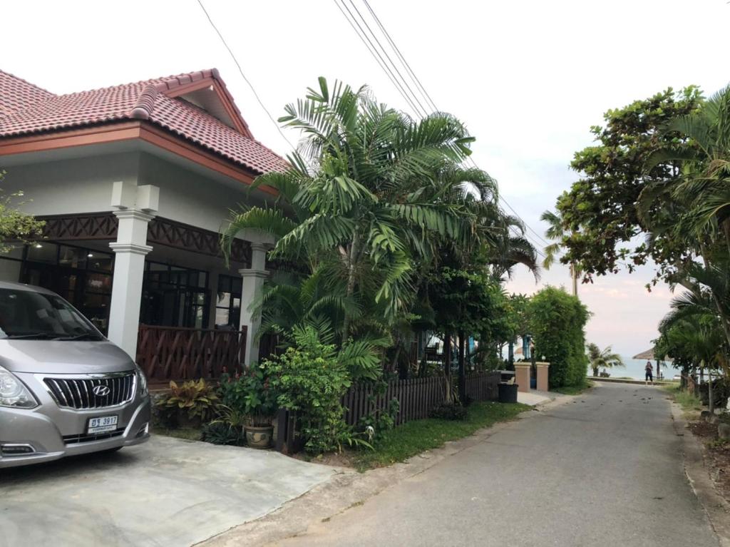 un coche aparcado frente a una casa en บ้านทรายแก้ว en Ban Ang
