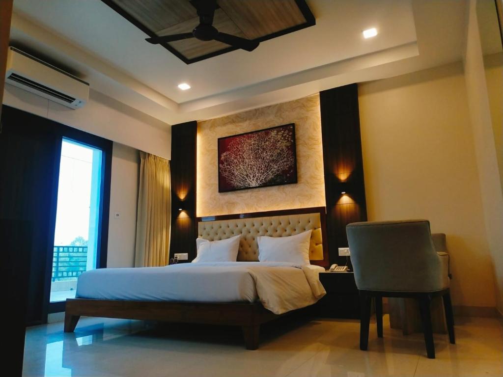 Postel nebo postele na pokoji v ubytování Sambhabana Hotel & Suites