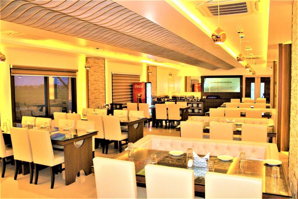 Restaurace v ubytování Sambhabana Hotel & Suites