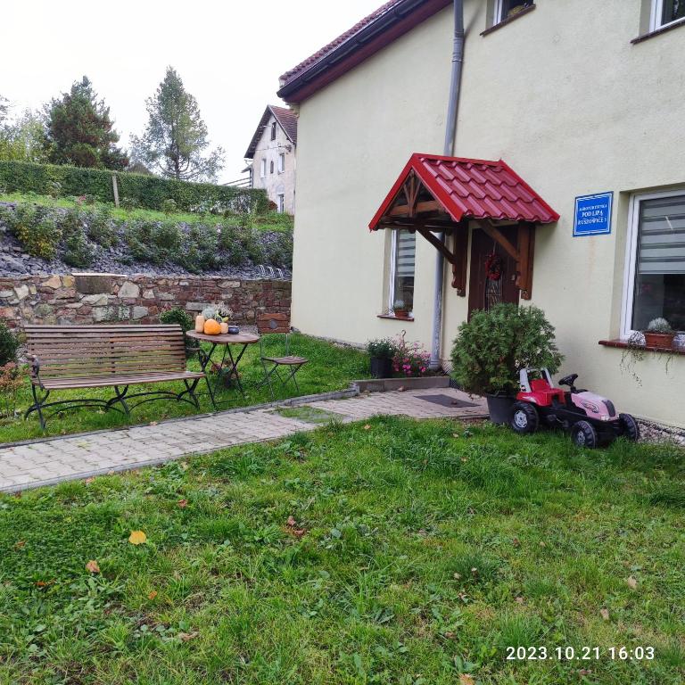 Vonkajšia záhrada v ubytovaní Apartament Pod Lipą