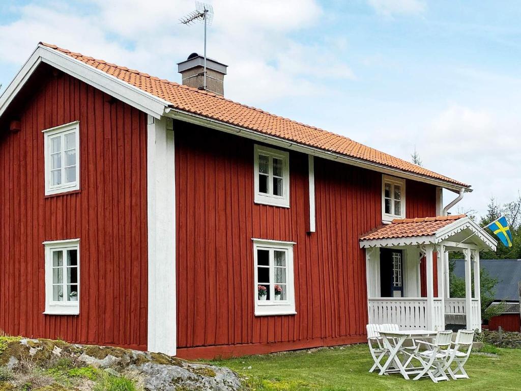 Casa roja y blanca con porche blanco en Holiday home LAMMHULT, SVERIGE II 