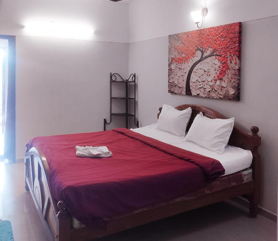 科代卡纳尔Bethel Home的卧室里有一张大床，上面铺着红毯子
