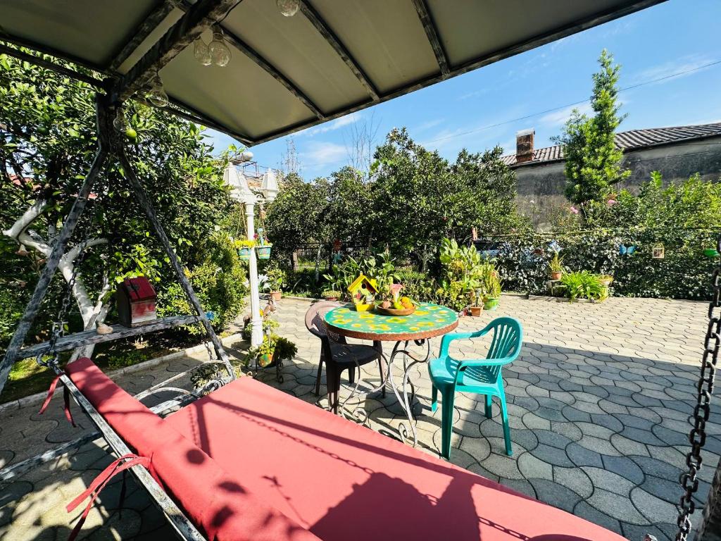 patio con tavolo e sedie di Eliz Garden a Kutaisi