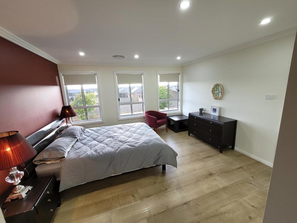 Φωτογραφία από το άλμπουμ του Luxury 5 Bedrooms Schofields Home + Back yard σε Schofields