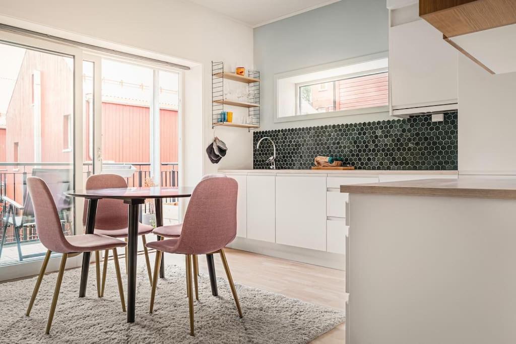 Kuchyň nebo kuchyňský kout v ubytování Cozy and modern apartment centrally in Tromsø city