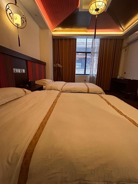 Postel nebo postele na pokoji v ubytování Family Hotel Zhangjiajie