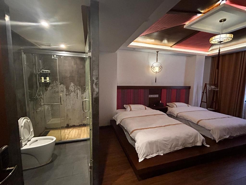 Postel nebo postele na pokoji v ubytování Family Hotel Zhangjiajie