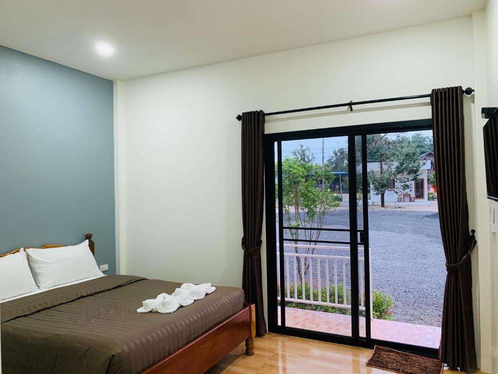 Postel nebo postele na pokoji v ubytování Suanvadee Resort สวนวดี รีสอร์ท