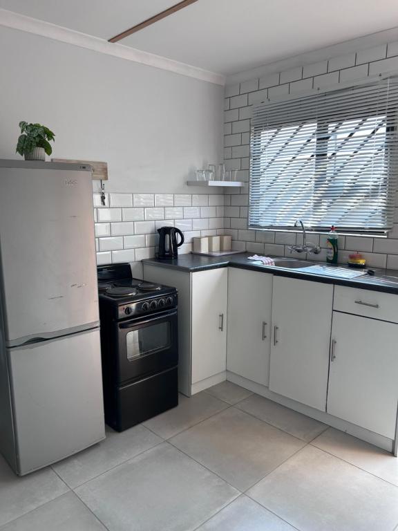 Virtuvė arba virtuvėlė apgyvendinimo įstaigoje Ju’s Self-catering Accommodation