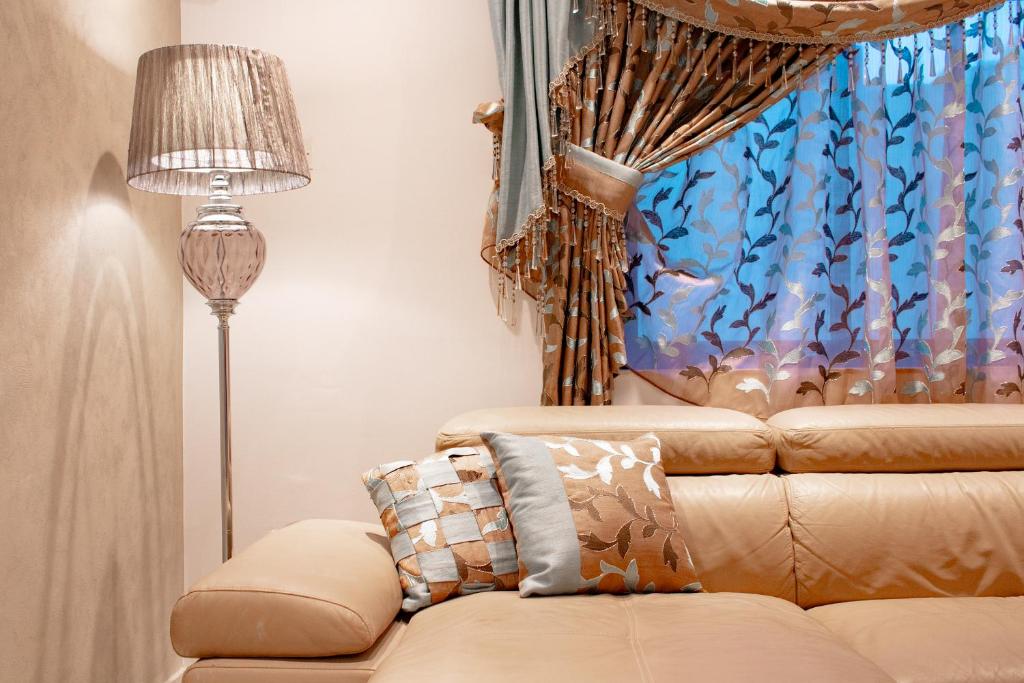 uma sala de estar com um sofá e uma janela em Sunflower em Birkirkara