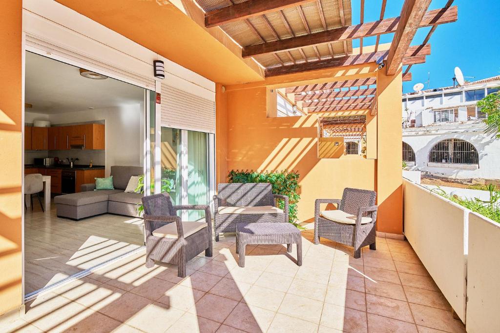 d'une terrasse avec des chaises, une table et un canapé. dans l'établissement Amarilla Home, à San Miguel de Abona