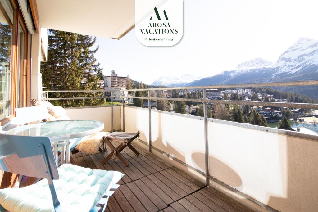 a balcony with a table and chairs and a view at Fortuna 1 in Arosa