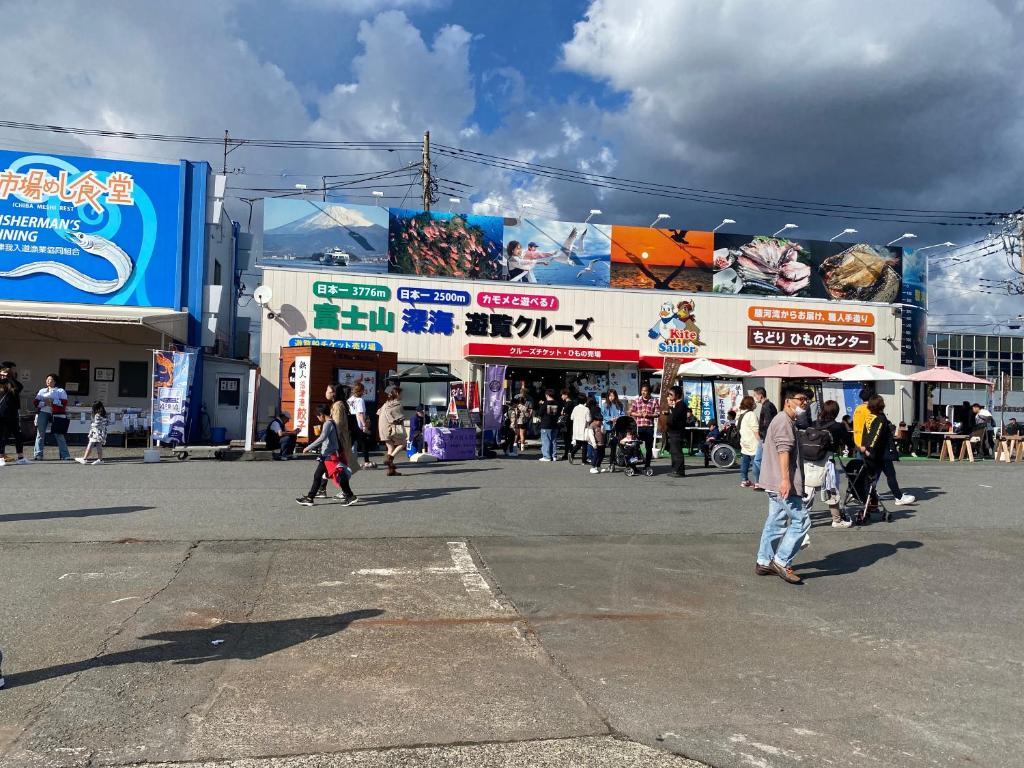Hosté ubytování Minato Oasis Numazu / 沼津観光の中心、伊豆観光の拠点に好立地！沼津港に位置し交通・飲食・コンビニ等至便です！