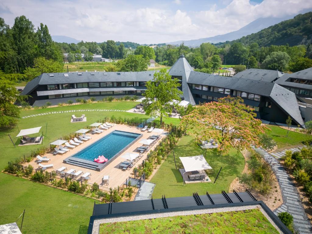 una vista aérea de un edificio con piscina en Miura, en Voglans