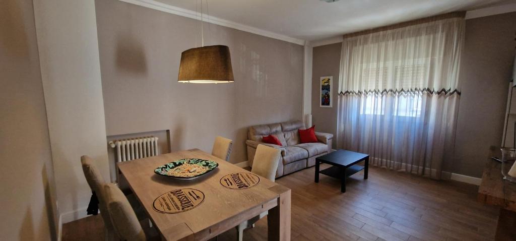 una sala da pranzo con un tavolo e un divano di Casa GIOIA Luxury a Taranto