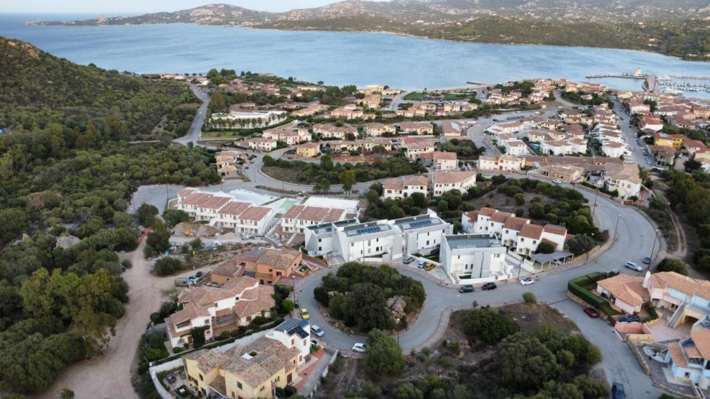 uma vista aérea de uma cidade com casas e água em MT Consulting Vacanze em Cannigione