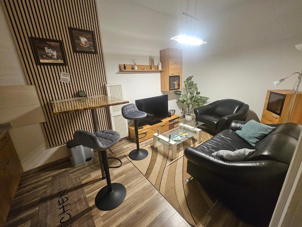 ein Wohnzimmer mit einem Sofa, einem Tisch und Stühlen in der Unterkunft Max's Hinterhaus in Dresden