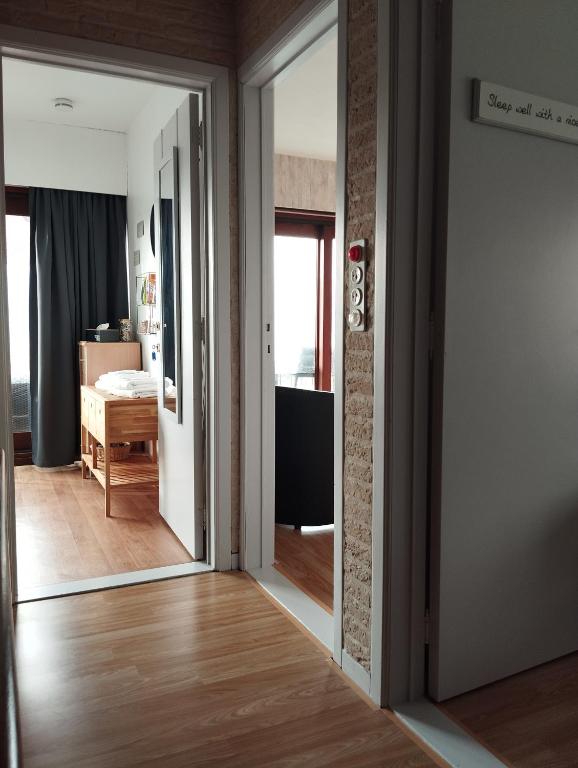 a hallway with a door leading to a bedroom at Logies Lily in Oudenburg