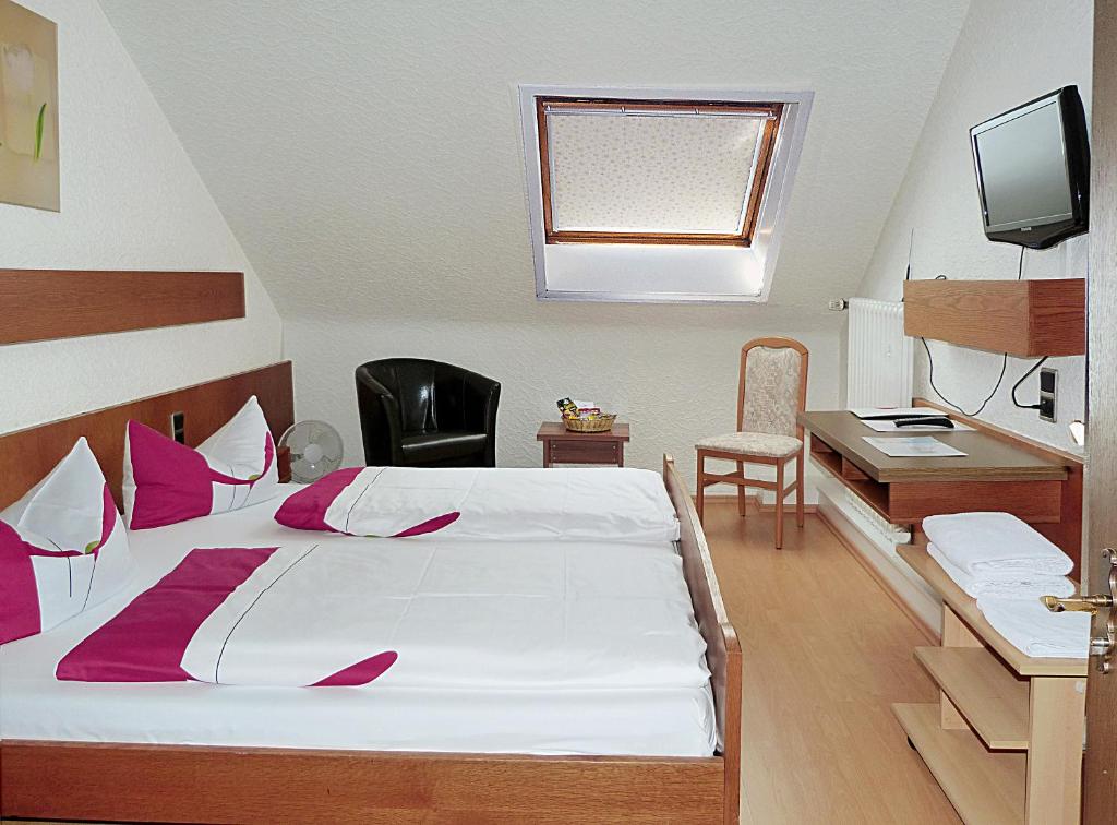 Hotel Zur Aue - Tweepersoonskamer Met Gedeelde Badkamer