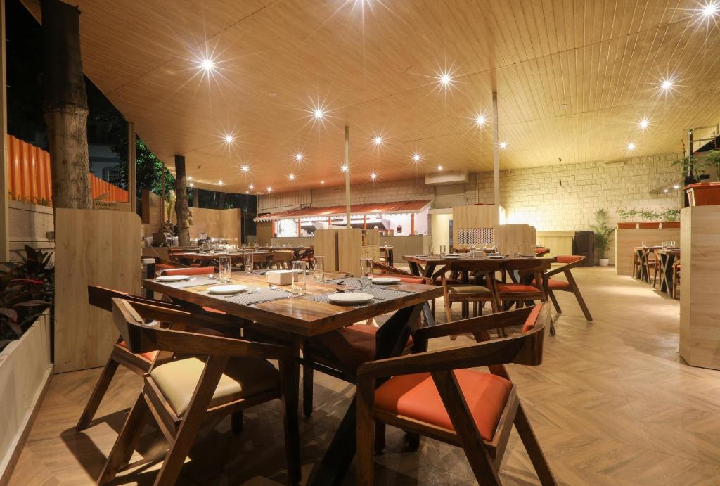 Restaurace v ubytování IRA by Orchid, Nashik