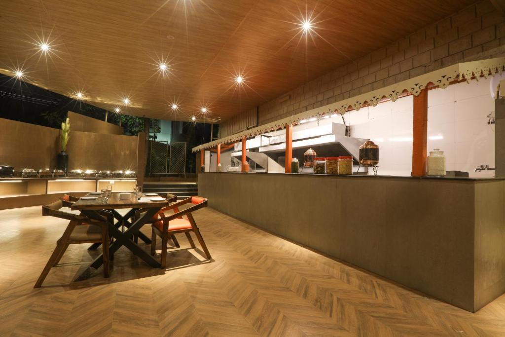 Restaurace v ubytování IRA by Orchid, Nashik