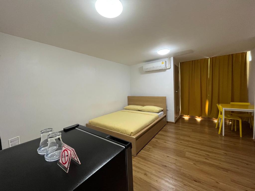 Postel nebo postele na pokoji v ubytování Dao Jaras Fah Hometel ดาวจรัสฟ้าโฮมเทล