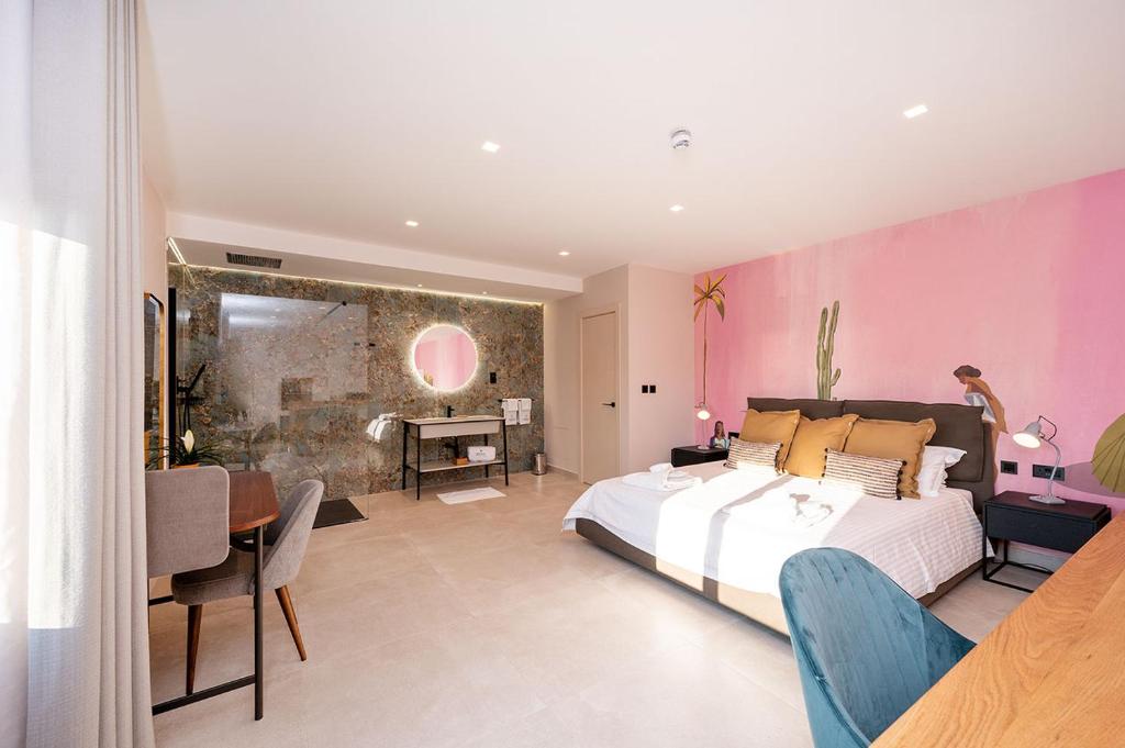 Кровать или кровати в номере Viewpoint Boutique Living