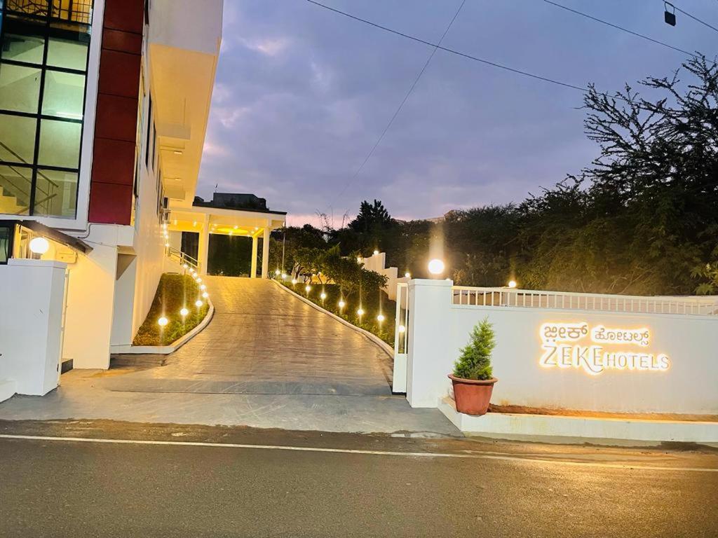 een gebouw met een hek en een stoep met verlichting bij ZEKE HOTELS in Bangalore
