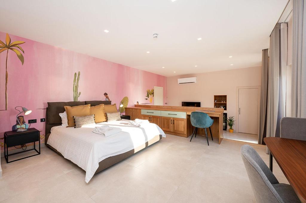 Кровать или кровати в номере Viewpoint Boutique Living