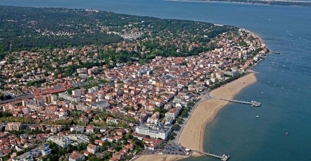 an aerial view of a city next to a beach at Rayon de soleil Arcachon in Arcachon
