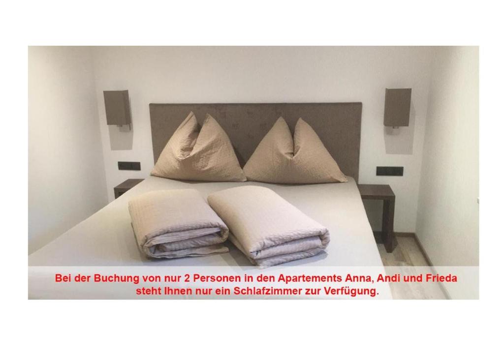 una cama con 3 almohadas encima de ella con aversión en Alpen Apart Andi, en Zaunhof