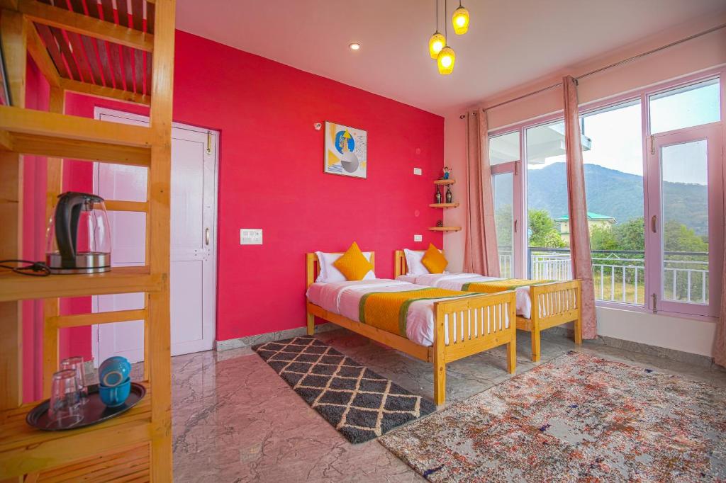 sypialnia z czerwonymi ścianami, łóżkiem i balkonem w obiekcie The Bunksters Bir w mieście Bir