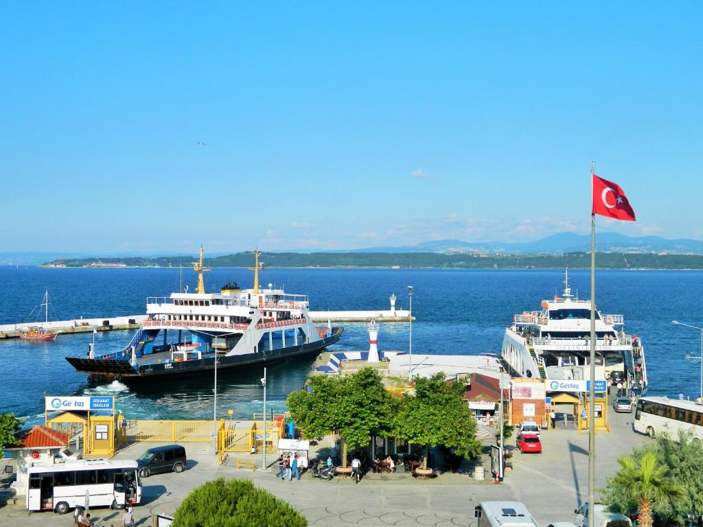 due barche sono ormeggiate in un porto turistico sull'acqua di Hotel Crowded House a Eceabat
