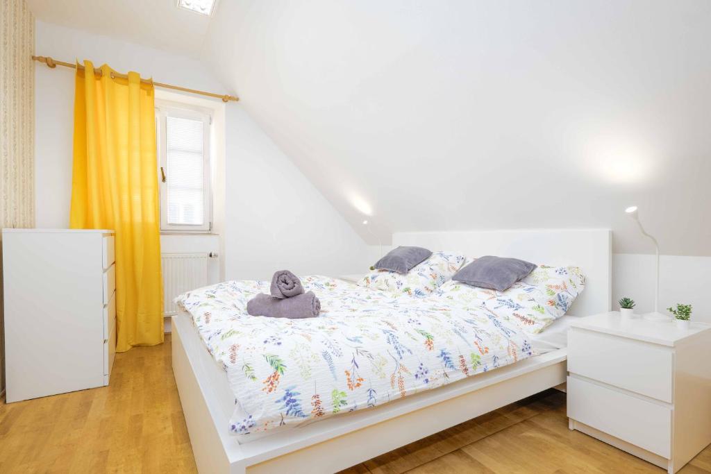 Old Town Charles Apartments - Three-Bedroom Apartment