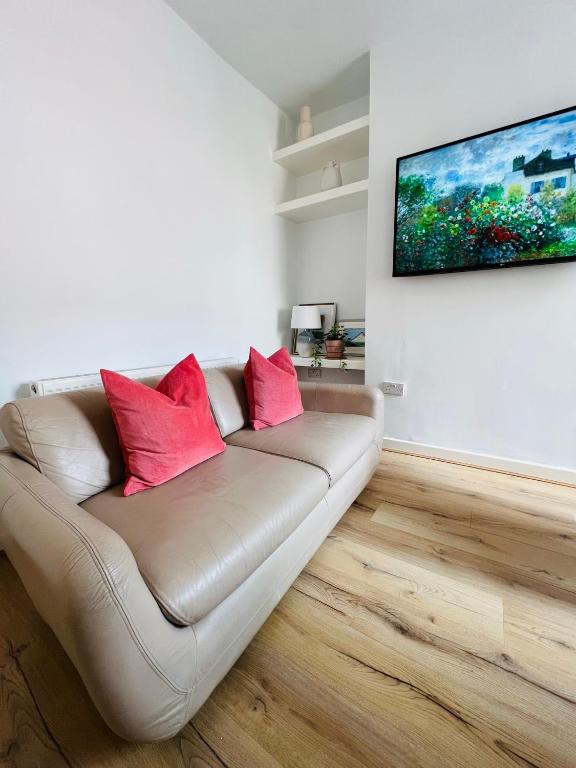 TV a/nebo společenská místnost v ubytování 2025 Award Winner Liverpool Peach House - 4 Bedrooms