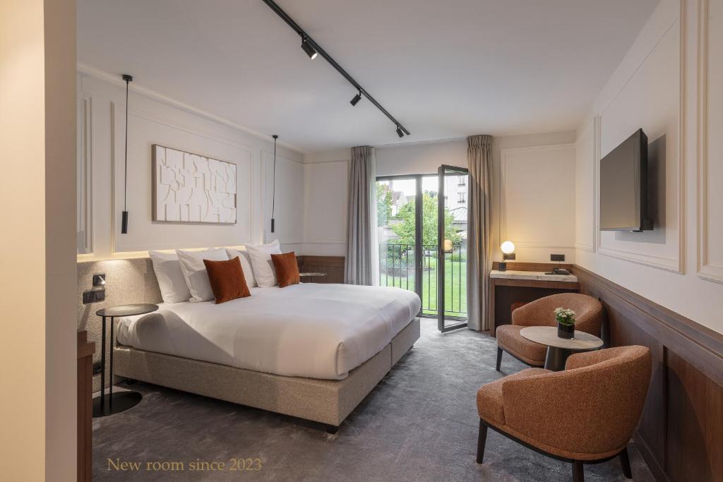 
Pavilion room with castle view
