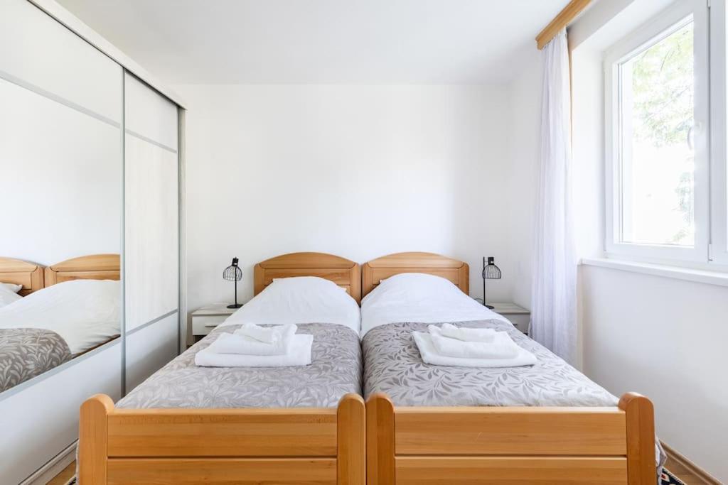 Apartman DINO tesisinde bir odada yatak veya yataklar