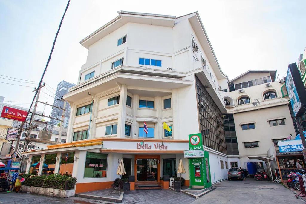 un edificio blanco alto en una calle de la ciudad en Eastiny Bella Vista Hotel, en Pattaya central