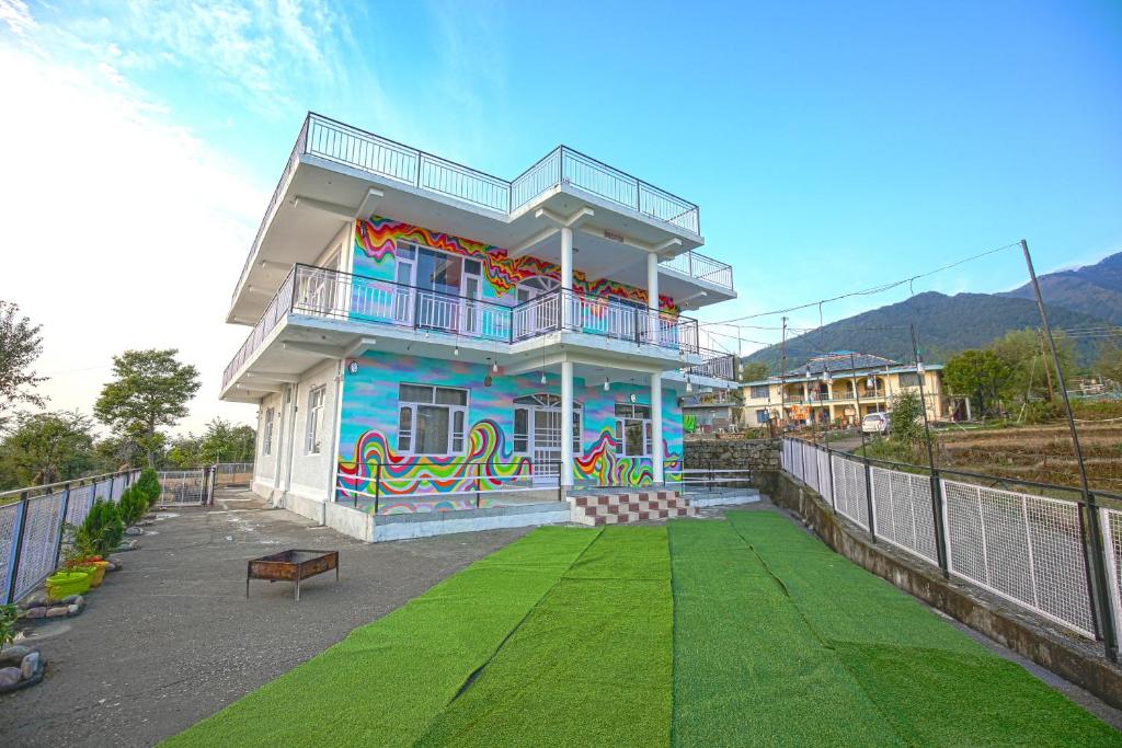 Nespecifikovaný výhled na hory nebo výhled na hory při pohledu z hostelu
