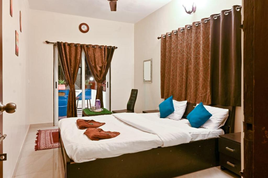 Кровать или кровати в номере Ekant Villa Panchgani Mahabaleshwar