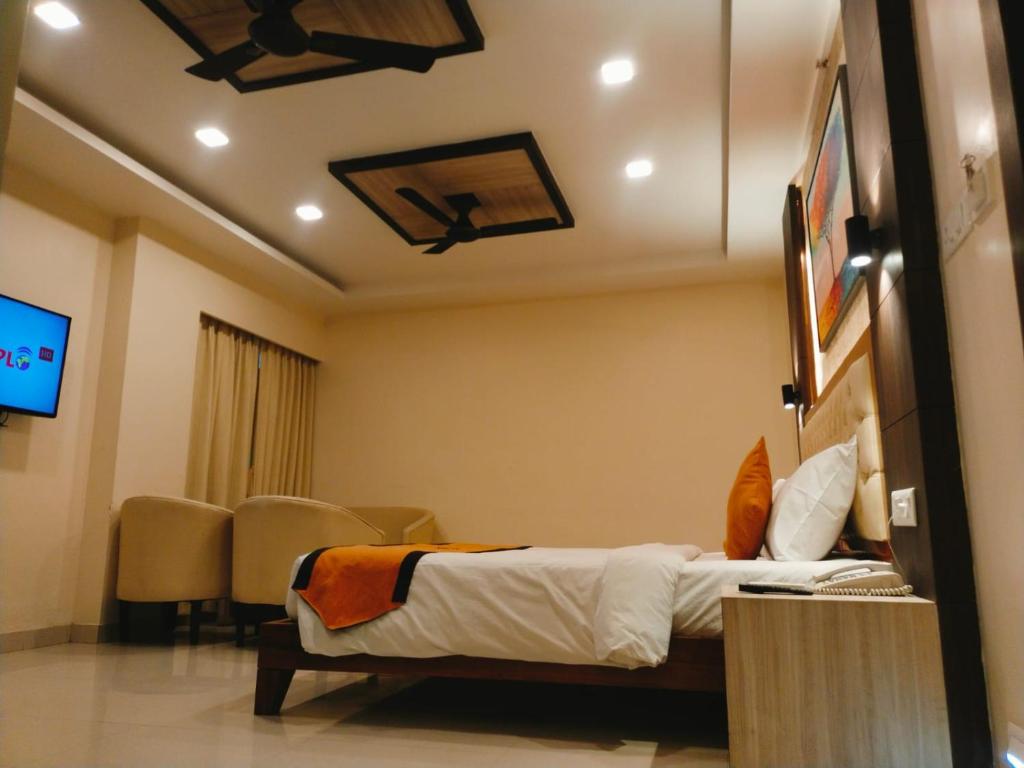 TV a/nebo společenská místnost v ubytování Sambhabana Hotel & Suites
