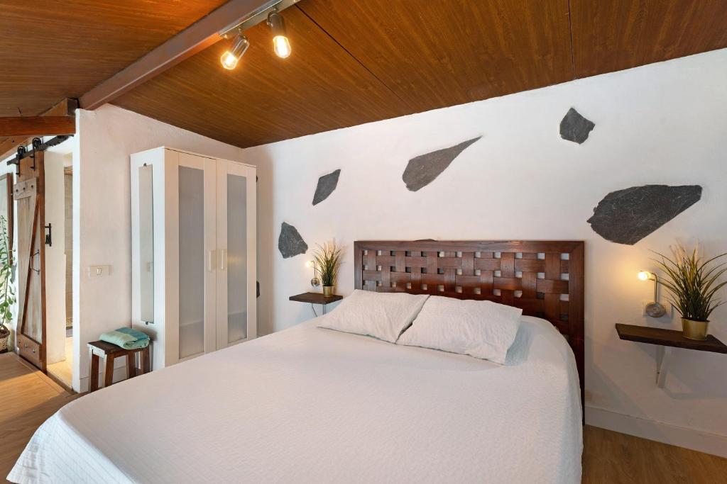 A bed or beds in a room at Casa Tajaraste 2