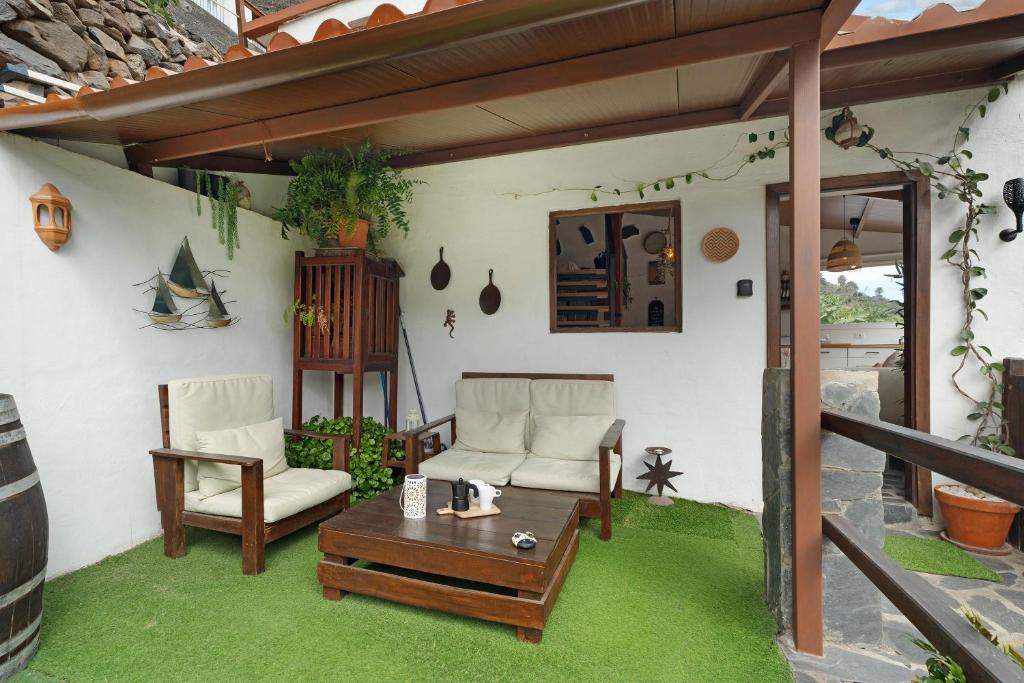 A seating area at Casa Tajaraste 2