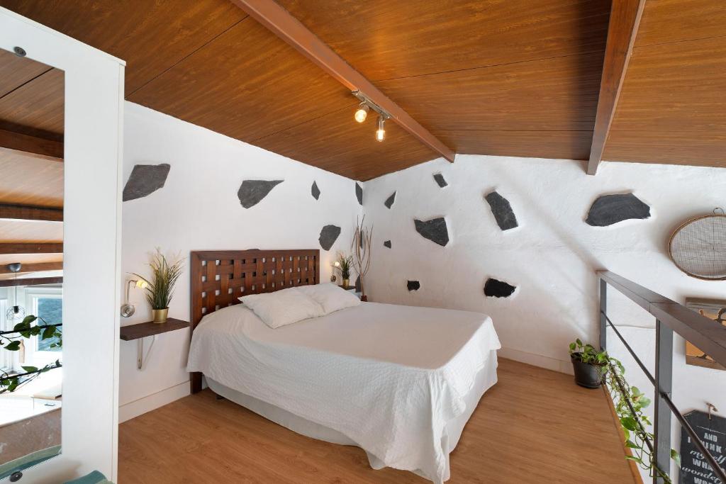 A bed or beds in a room at Casa Tajaraste 2