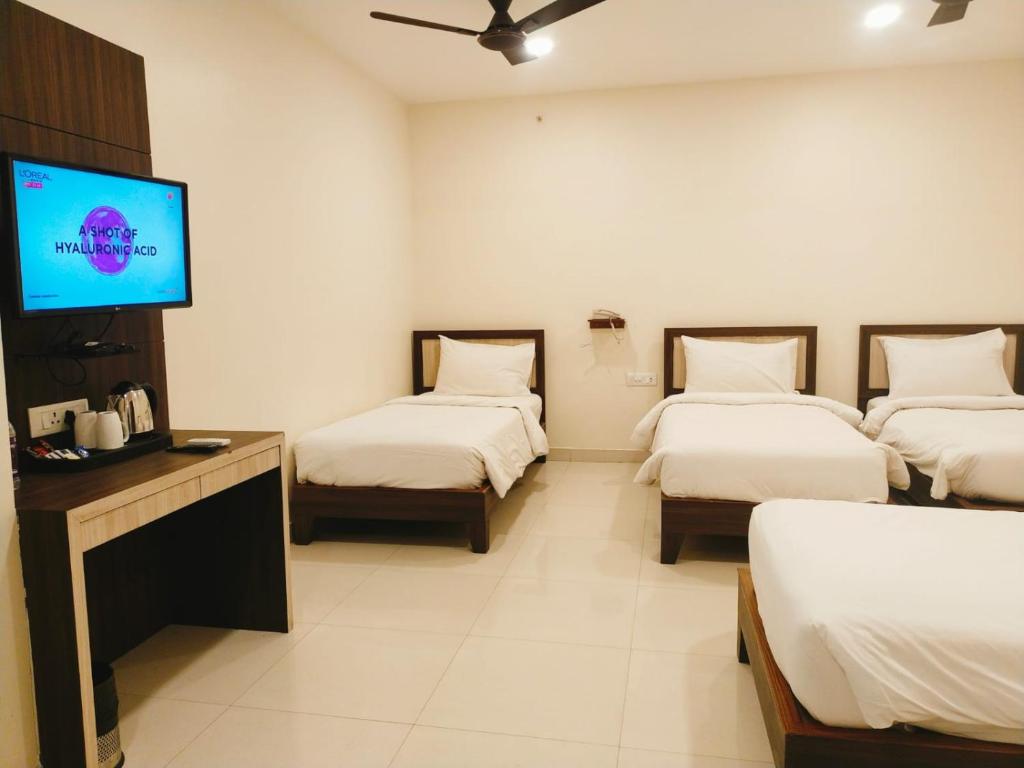 Postel nebo postele na pokoji v ubytování Sambhabana Hotel & Suites