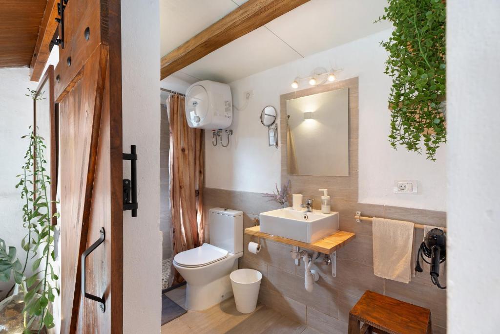 A bathroom at Casa Tajaraste 2
